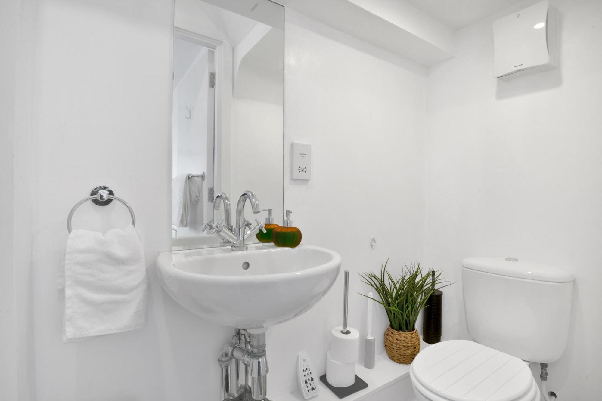 Luxury Waterfront Property With Free Parking Coventry Ngoại thất bức ảnh